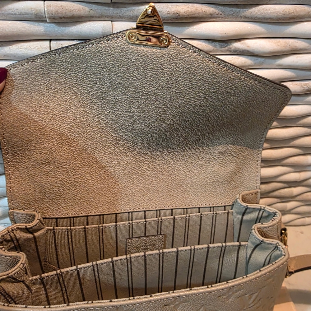 Louis Vuitton Pochette Metis Crossbody Bag - Picture 4 of 16